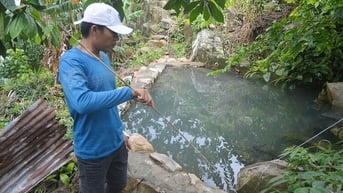 Lên núi Cấm “săn” cua, ốc