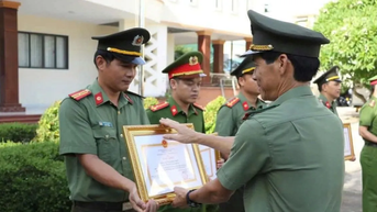 Khen thưởng lực lượng phá án vụ tàng trữ, vận chuyển 1,3 tấn thuốc nổ