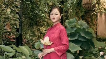 Diễn viên Thu Quỳnh, Thanh Hương xinh đẹp bên hoa sen