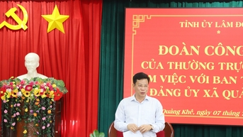 អនុលេខាគណៈកម្មាធិការបក្សខេត្ត Luu Van Trung ធ្វើការជាមួយគណៈកម្មាធិការបក្សឃុំ Quang Khe
