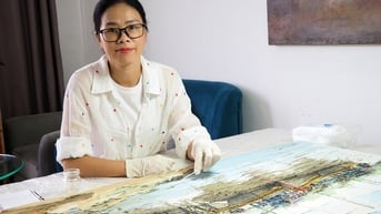 Người vá tranh triệu USD qua… kính hiển vi