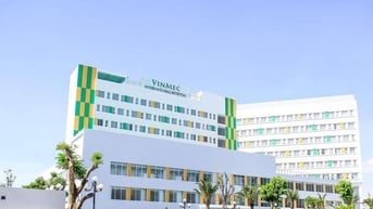 Vinmec Đà Nẵng: Bệnh nhân Úc thoát cơn đau 2 năm chỉ sau 1 giờ phẫu thuật