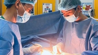 Sang Việt Nam chữa trị căn bệnh “hiểm” dễ nhầm với đầy hơi