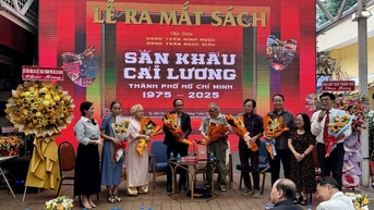 ការសម្ពោធសៀវភៅស្តីពី 50 ឆ្នាំនៃរោងមហោស្រពទីក្រុងហូជីមិញដែលត្រូវបានកែទម្រង់