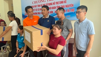 Trao máy tính hỗ trợ người khuyết tật bán hàng online
