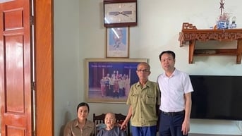 Xã Hòa Lạc thăm, tặng quà gia đình chính sách, hộ đặc biệt khó khăn