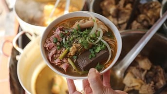 Quán bún bò Huế 'chuẩn vị' gần 4 thập kỷ trên phố cổ Chi Lăng