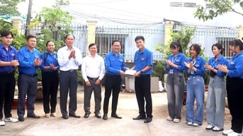 Thăm các đội hình thanh niên tình nguyện hỗ trợ vận hành chính quyền địa phương 2 cấp