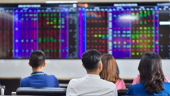 Tiền chảy vào chứng khoán: Đón sóng VN-Index hướng tới 1.500 Điểm