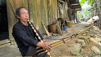 សំឡេង​ខ្លុយ​ម៉ុង​លើ​កំពូល​ង៉ឺលួង