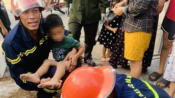 Giải cứu bé trai 5 tuổi kẹt chân trong ống thoát nước