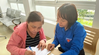 Đoàn Thanh niên các xã: Gia Lâm, Bát Tràng hỗ trợ người dân dịch vụ công trực tuyến