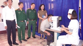 Không gọi nhập ngũ công dân cận thị trên 1,5 Diop