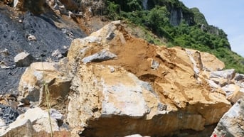 Cảnh tượng kinh hoàng ở Ninh Bình, nghìn khối đá ụp xuống sau tiếng nổ như bom