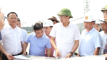 Phó Chủ tịch Thường trực UBND TP Hải Phòng Lê Anh Quân kiểm tra thực địa dự án đường sắt Lào Cai - Hà Nội - Hải Phòng