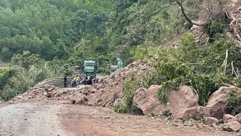 Sạt lở khi đang bạt núi, tuyến đường lên cửa khẩu La Lay tê liệt nhiều giờ