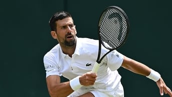 Djokovic ngược dòng vào tứ kết Wimbledon