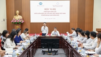 외교부와 베트남 우호 조직 연합은 새로운 상황에 맞춰 업무를 조정하고 있습니다.
