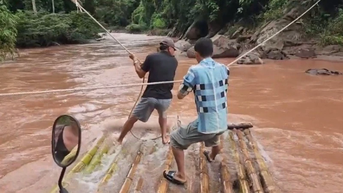 Đi bè qua suối - hiểm nguy hiện hữu ở Quảng Lâm, Nậm Kè