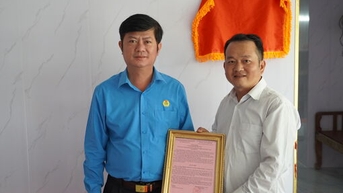 Liên đoàn Lao động tỉnh Tây Ninh trao tặng Mái ấm Công đoàn