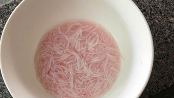 ទីក្រុង Da Nang ចុះពិនិត្យករណីគុយទាវ ប្រែពណ៌ខុសពីធម្មតា នៅផ្សារ Hoa Chau