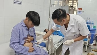 Từ chấm nhỏ đổi màu ở vùng thắt lưng, thanh niên trẻ phát hiện bệnh phong