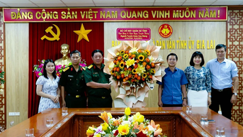 Lãnh đạo Bộ CHQS tỉnh Gia Lai chúc mừng Ban Tuyên giáo và Dân vận Tỉnh ủy