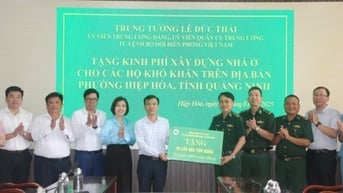 Trung tướng Lê Đức Thái tặng kinh phí xây nhà cho các hộ có hoàn cảnh khó khăn tại phường Hiệp Hòa
