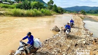 បើក​ផ្លូវ​លើ​ភ្នំ ជួយ​ចែក​សម្ភារ​ចាំបាច់​ដល់​ភូមិ​ម៉ុង ឃុំ​ត្រើយ​ខាង