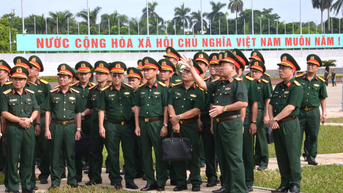 ឧត្តមសេនីយឯក Hoang Xuan Chien បានចុះពិនិត្យ និងធ្វើការជាមួយគណៈបញ្ជាការដ្ឋាន វិមានប្រធានហូជីមិញ។