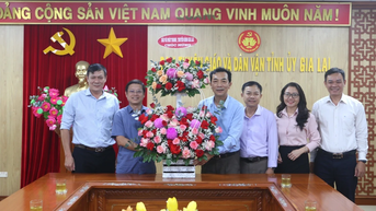 Lãnh đạo Báo và PTTH Gia Lai chúc mừng Ban Tuyên giáo và Dân vận Tỉnh ủy