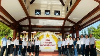 Đoàn công tác Thành ủy Đà Nẵng dâng hương tại Khu lưu niệm Ban Tài mậu Khu ủy Khu V xã Trà Tân