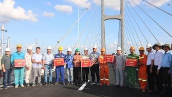 Phó Bí thư Thường trực Tỉnh ủy- Hồ Thị Hoàng Yến thăm, động viên công nhân cầu Rạch Miễu 2