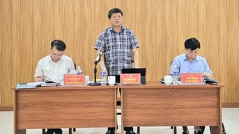 Đồng chí Hà Trung Kiên duyệt văn kiện Đại hội Đảng bộ các xã: Du Già, Ngọc Long, Đường Thượng
