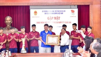 HLV Kim Sang-sik và các học trò được trao tặng Bằng khen Thủ tướng, Bộ trưởng nói lời xúc động