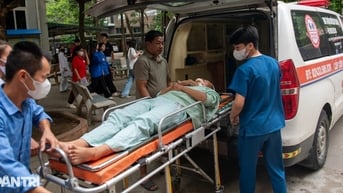 Nam sinh nằm cáng đi thi ở Hà Nội mong đỗ trường đại học mơ ước