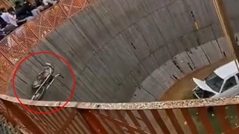 Thanh niên ngã từ độ cao 4,5m, xe máy không người lái vẫn lao vun vút