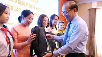 Gặp mặt Đoàn đại biểu giáo viên và học sinh tiêu biểu Trường song ngữ Lào - Việt Nam Nguyễn Du
