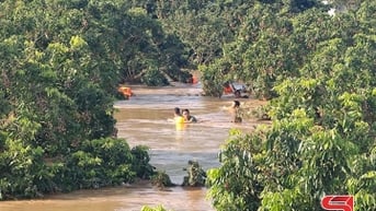 Giải cứu thành công 6 người dân xã Chiềng Khương bị mắc kẹt giữa dòng nước lũ