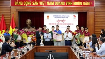 Bộ trưởng Nguyễn Văn Hùng chúc mừng đội tuyển U23 Việt Nam vô địch U23 Đông Nam Á