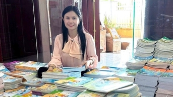 គ្រូបង្រៀនអក្សរសាស្ត្រ និងដំណើររបស់នាងក្នុងការនាំយកសៀវភៅ និងសាងសង់ផ្ទះសម្រាប់សិស្សក្រីក្រ