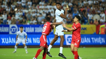 Tiền đạo 2,06 m Kyle Hudlin của Nam Định: Thủ môn V-League gặp ‘ác mộng’