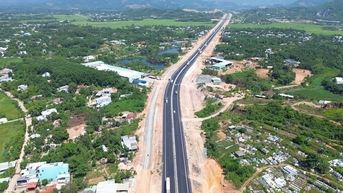 ទិដ្ឋភាពបែប Panoramic នៃផ្លូវល្បឿនលឿន Hoa Lien - Tuy Loan មុនពេលផ្លូវសំខាន់បើកសម្រាប់ចរាចរណ៍