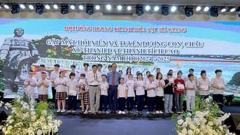 Hội đồng hương Thanh Hoá trao 177 suất quà tôn vinh các cháu học sinh đạt thành tích cao trong học tập
