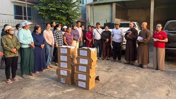 វត្តភូមន ប្រគេនបច្ច័យចំនួន៦០០ ដើម្បីឧបត្ថម្ភប្រជាពលរដ្ឋនៅតំបន់ភ្នំដែលរងគ្រោះដោយទឹកជំនន់