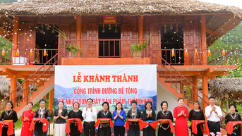 Cắt băng khánh thành công trình đường bê tông và nhà trưng bày sản phẩm thôn Khun, xã Bằng Lang