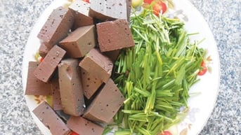 Tiết luộc: Đang giảm cân có nên ăn, bệnh gì cần lưu ý?