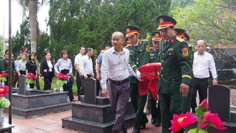 ឃុំ​ម្កាក់ ប្រារព្ធ​ពិធី​គោរព​វិញ្ញាណក្ខន្ធ និង​បញ្ចុះ​សព​អ្នក​ធ្វើ​ទុក្ខ។