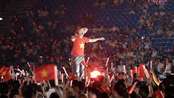 V Fest - Thanh xuân rực rỡ: Khán giả bùng nổ cảm xúc, các nghệ sĩ choáng ngợp