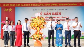 លោក Duong Hoa បានដាក់ស្លាកសញ្ញាស្វាគមន៍មហាសន្និបាតបក្សគ្រប់ជាន់ថ្នាក់។